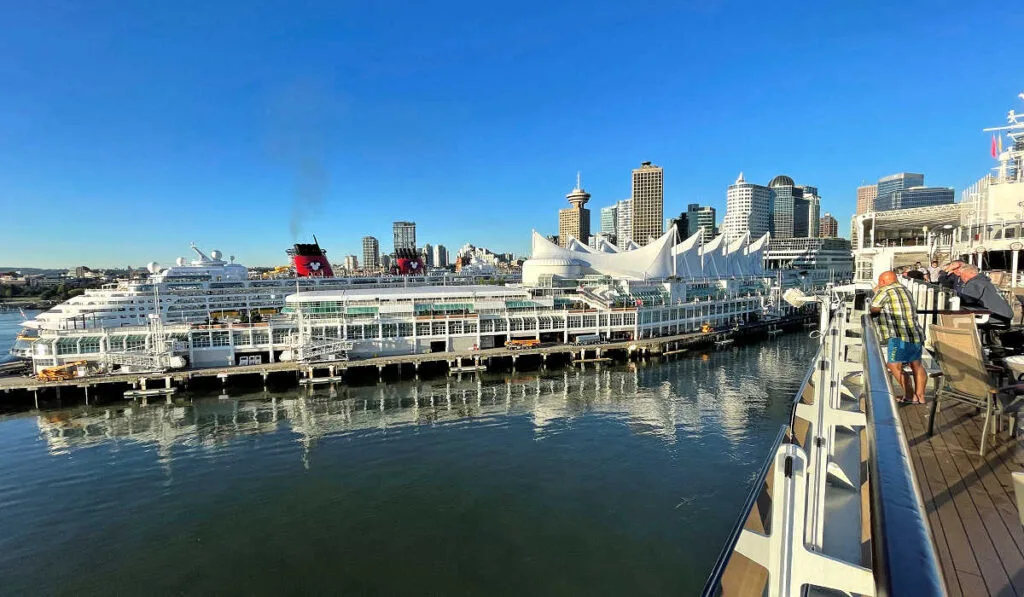 places in canada where the ship docks